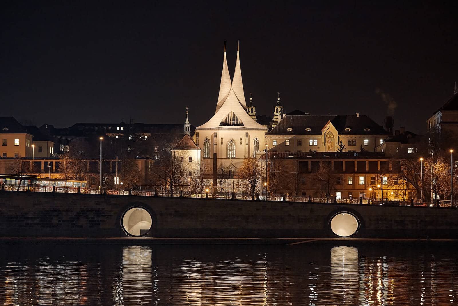 Revitalization of Prague's Riverfront  - 6 4 45